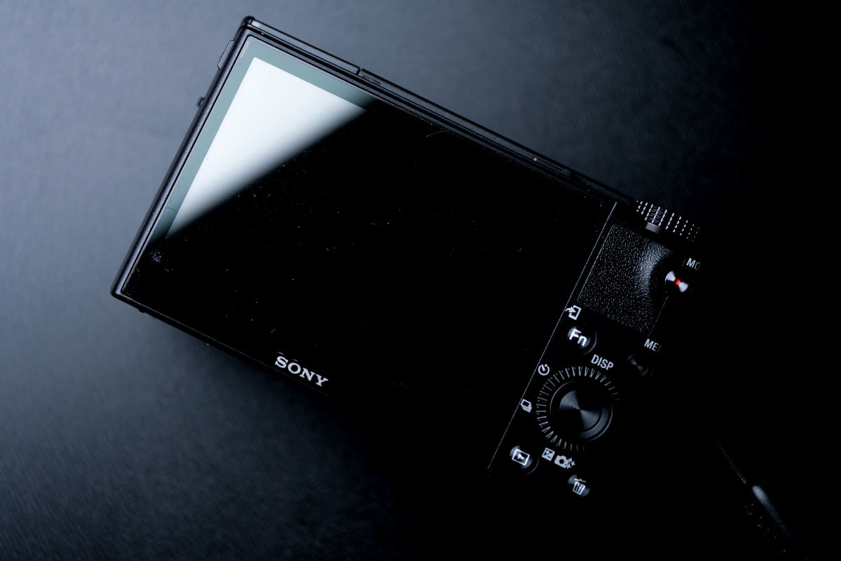 YouTuberに人気のSONY RX-100M5は動画に特化したコンパクトカメラ！