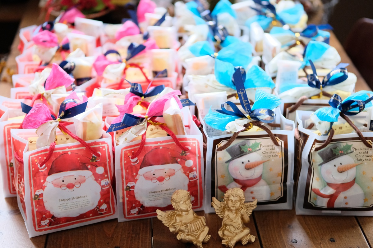 クリスマスプレゼントは小野田駅前のグランシャリオさんへ！弊社忘年会のプレゼント協力ありがとうございました！