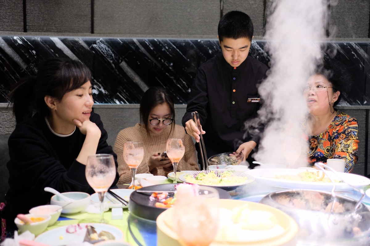 第十一話「これは美味い！選んだ素材を目の前で蒸して食べ最後の〆のお粥のつくり方に感動」atafutaアウトバウンド中国編！