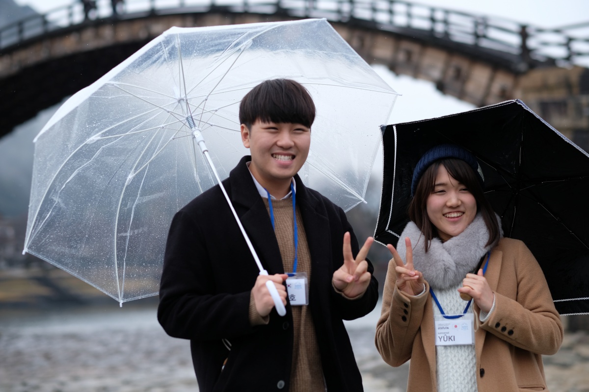 外国人観光客も多く訪れる「錦帯橋」下関市立大学韓国人留学生の우종호（ウ ジョンホ）くんと山口大学・優紀ちゃんと！臨時休業でソフトクリームが！