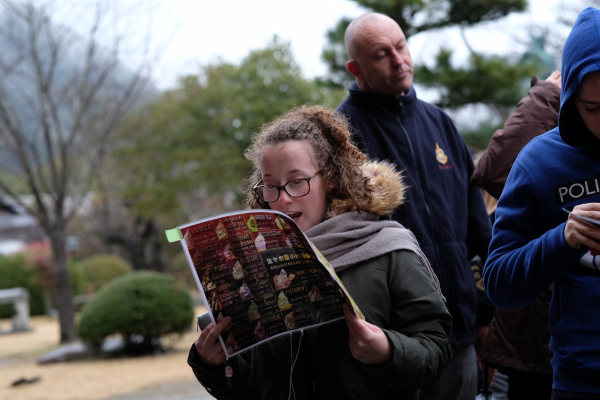 外国人観光客も多く訪れる「錦帯橋」下関市立大学韓国人留学生の우종호（ウ ジョンホ）くんと山口大学・優紀ちゃんと！臨時休業でソフトクリームが！