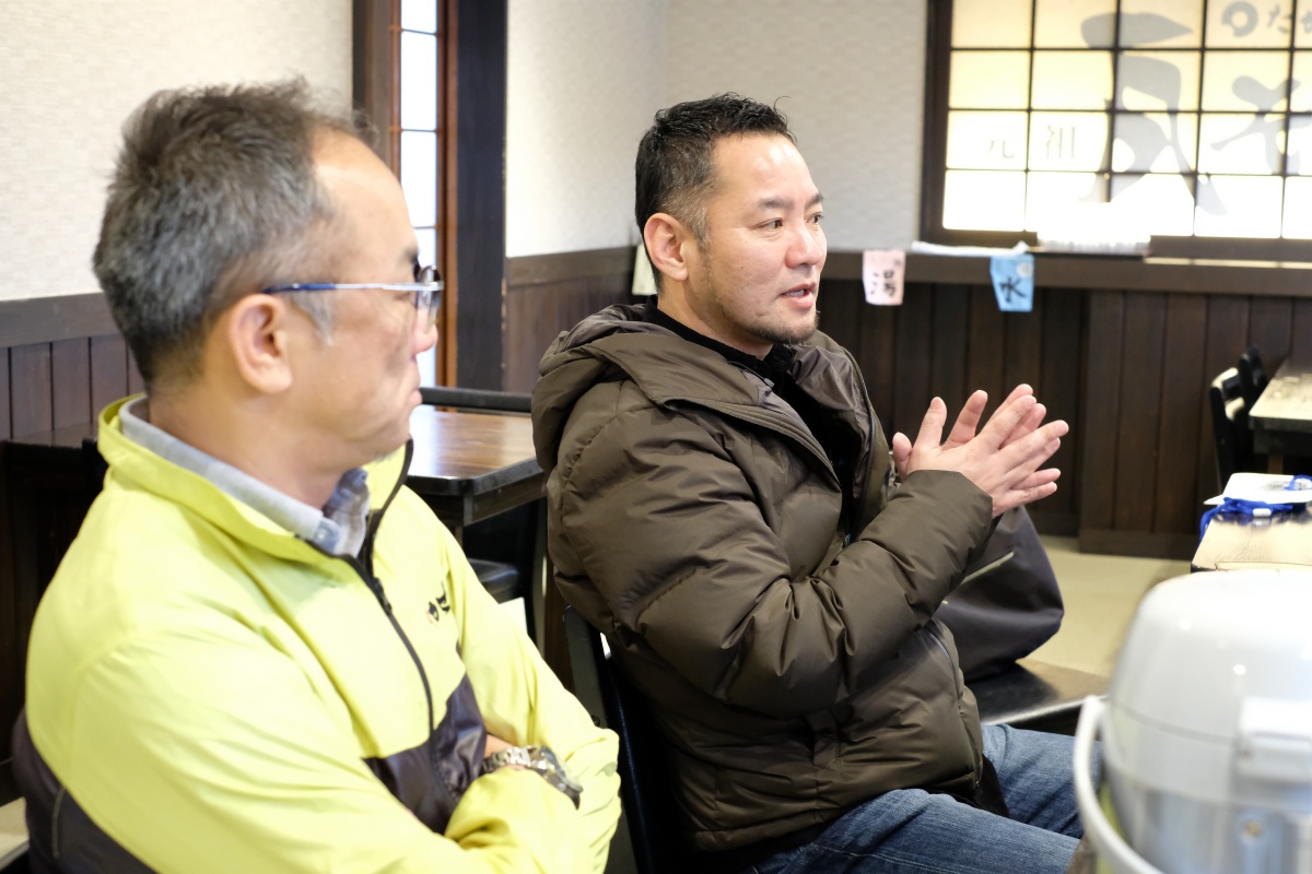 山口県のソールフード元祖瓦そばたかせ！梅光学院大学韓国人留学生の이진영（イ ジンヨン）くんと中国人留学生の吉中周くんと日本人学生サポート石田茉歩ちゃん！