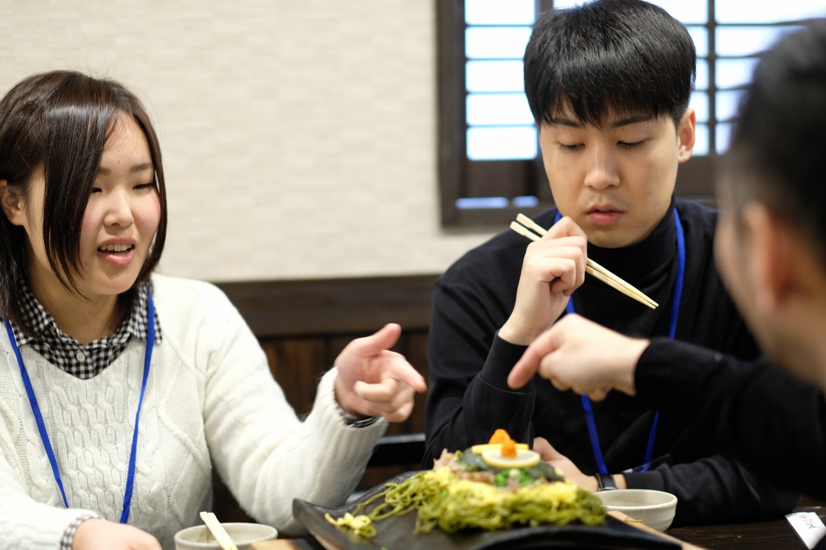 山口県のソールフード元祖瓦そばたかせ！梅光学院大学韓国人留学生の이진영（イ ジンヨン）くんと中国人留学生の吉中周くんと日本人学生サポート石田茉歩ちゃん！