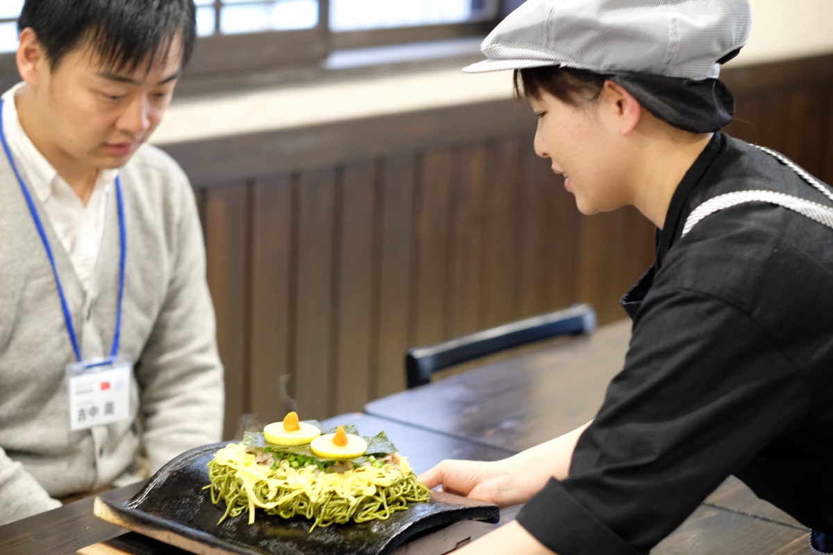 山口県のソールフード元祖瓦そばたかせ！梅光学院大学韓国人留学生の이진영（イ ジンヨン）くんと中国人留学生の吉中周くんと日本人学生サポート石田茉歩ちゃん！