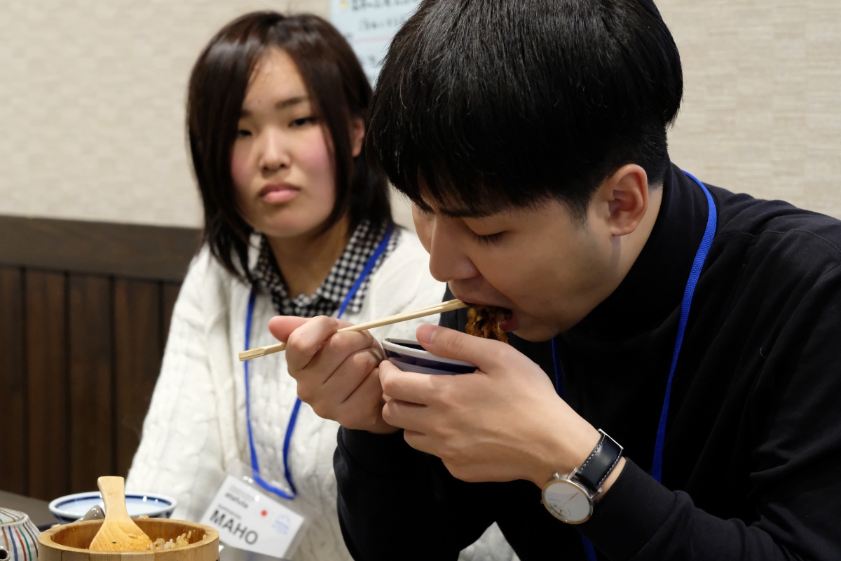 山口県のソールフード元祖瓦そばたかせ！梅光学院大学韓国人留学生の이진영（イ ジンヨン）くんと中国人留学生の吉中周くんと日本人学生サポート石田茉歩ちゃん！