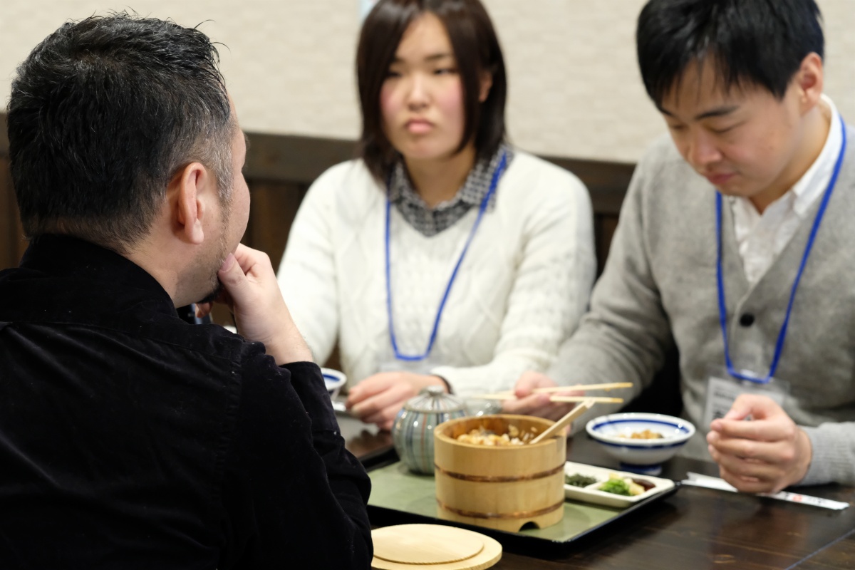 山口県のソールフード元祖瓦そばたかせ！梅光学院大学韓国人留学生の이진영（イ ジンヨン）くんと中国人留学生の吉中周くんと日本人学生サポート石田茉歩ちゃん！