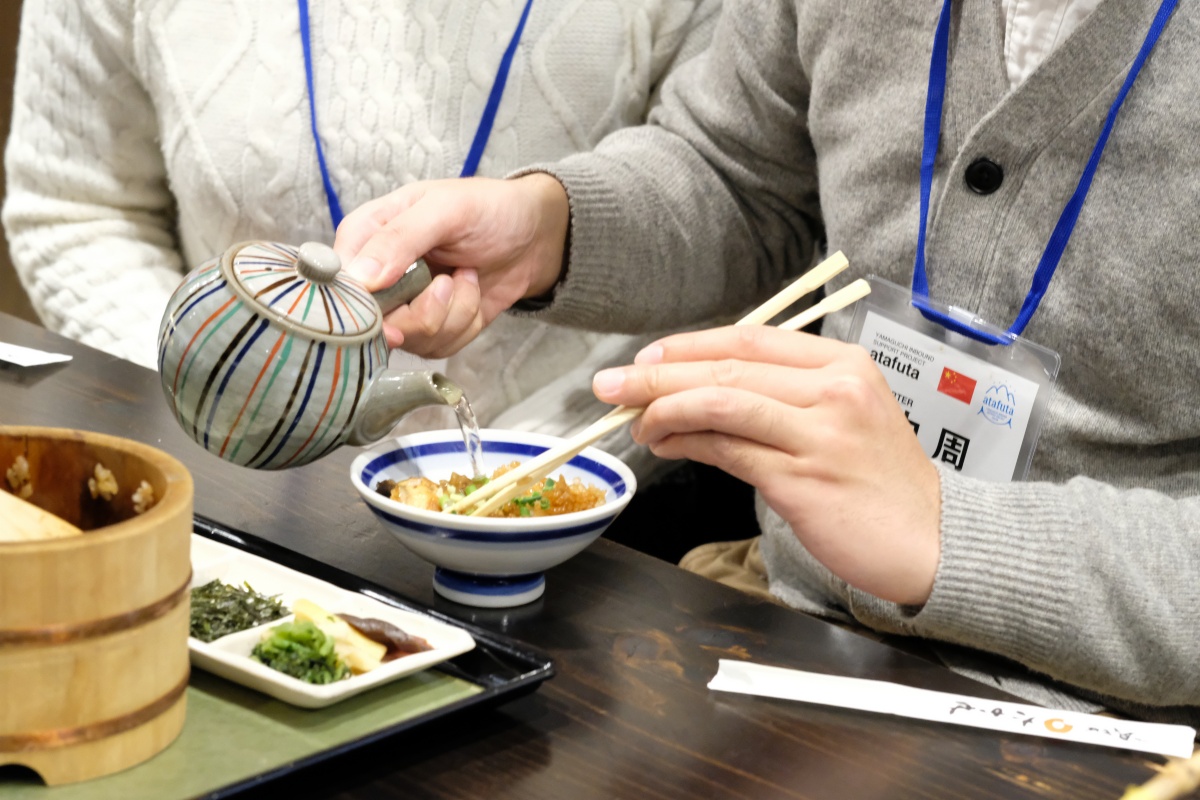 山口県のソールフード元祖瓦そばたかせ！梅光学院大学韓国人留学生の이진영（イ ジンヨン）くんと中国人留学生の吉中周くんと日本人学生サポート石田茉歩ちゃん！