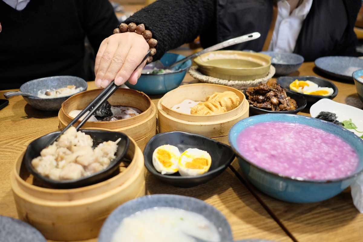 この街の食べ物は日本人好みな料理がいっぱい！お粥専門店に活き蟹鍋専門店！