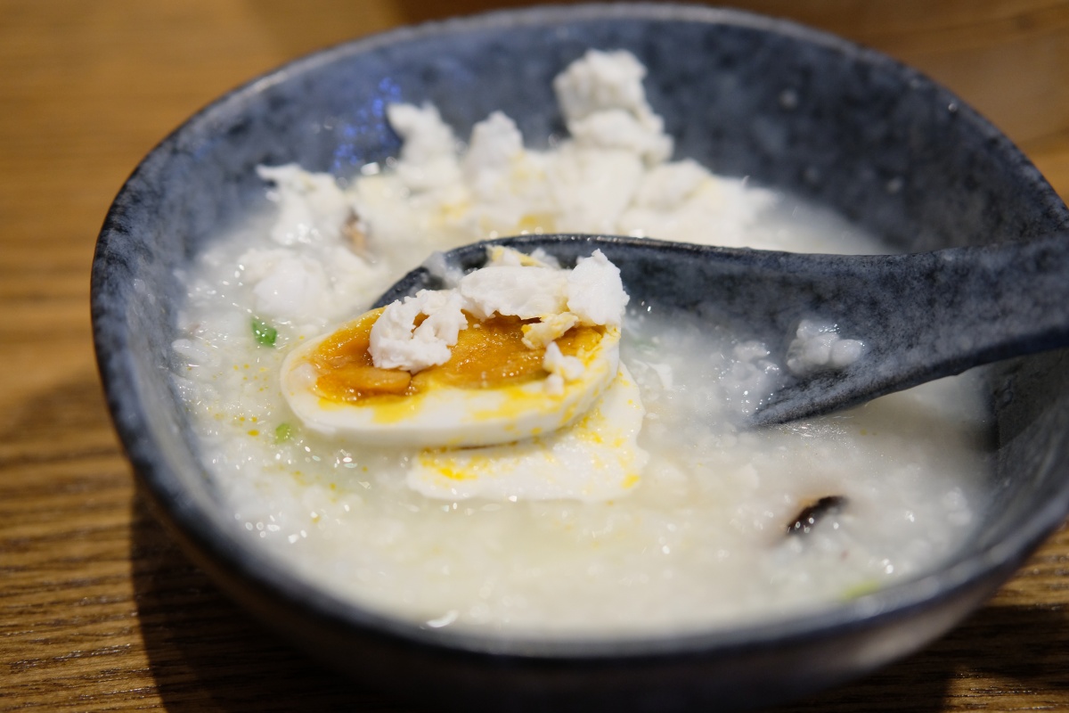 この街の食べ物は日本人好みな料理がいっぱい！お粥専門店に活き蟹鍋専門店！