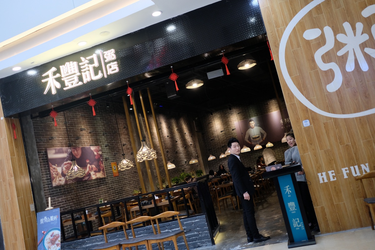 この街の食べ物は日本人好みな料理がいっぱい！お粥専門店に活き蟹鍋専門店！