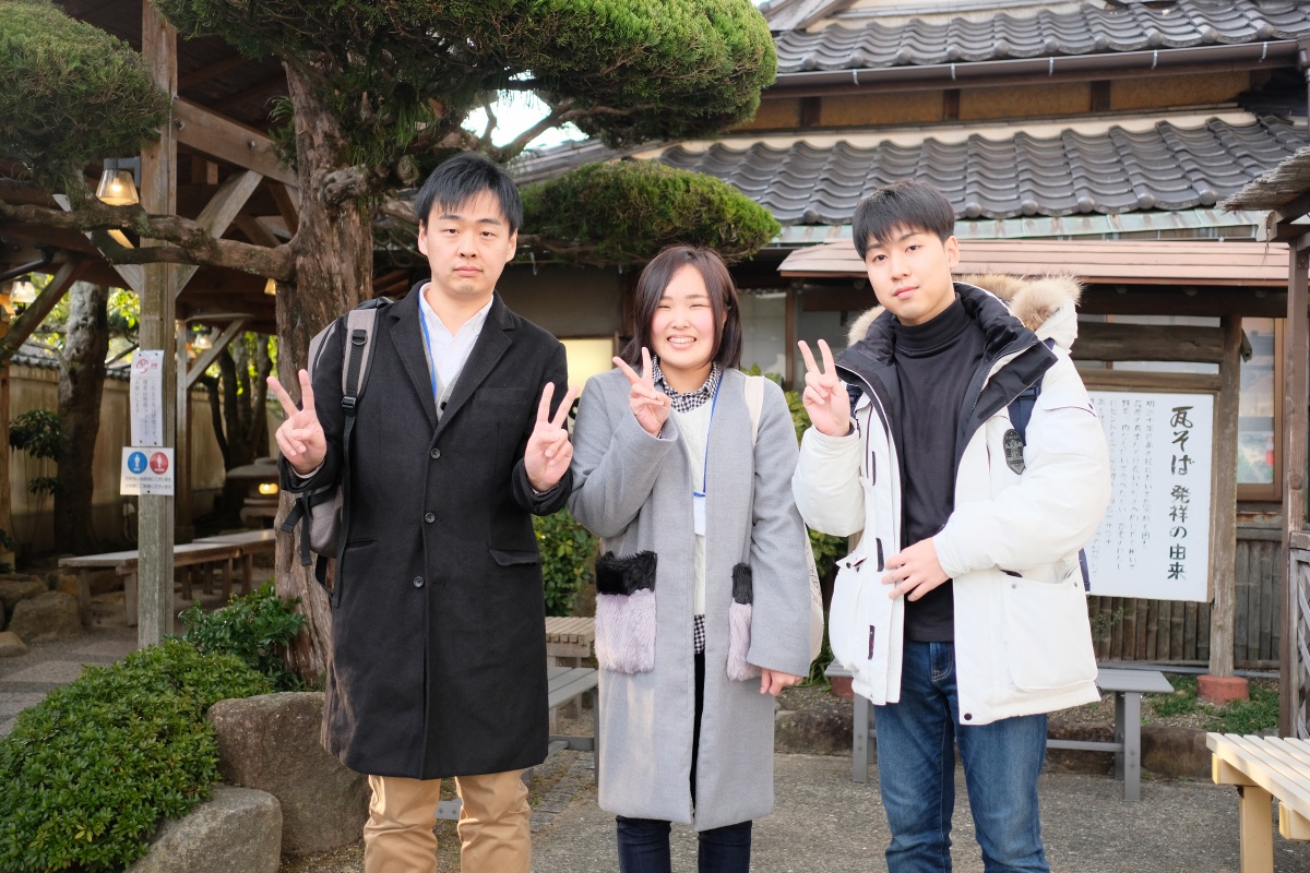 山口県のソールフード元祖瓦そばたかせ！梅光学院大学韓国人留学生の이진영（イ ジンヨン）くんと中国人留学生の吉中周くんと日本人学生サポート石田茉歩ちゃん！