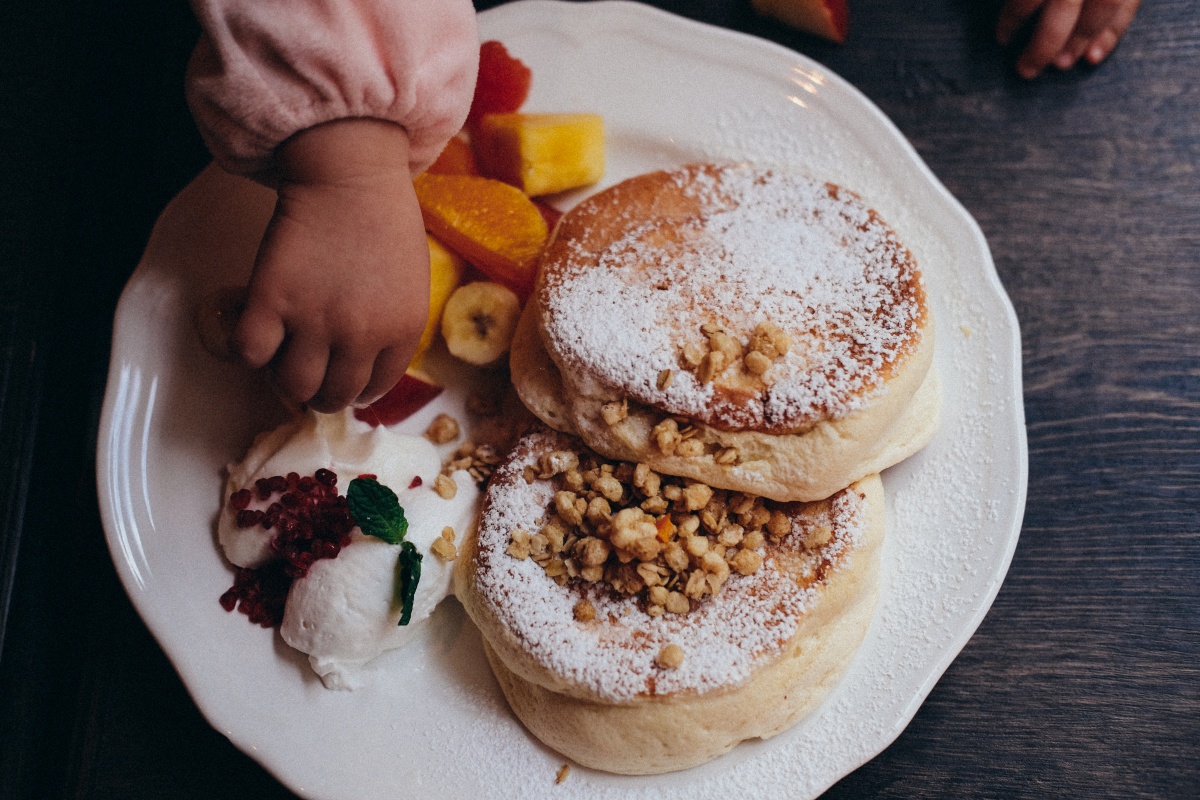 Cafe del SOLでフワフワのパンケーキを食べるために二人で並んで疲れちゃった姫ちゃん。夜の餃子の李は寝ちゃったね。