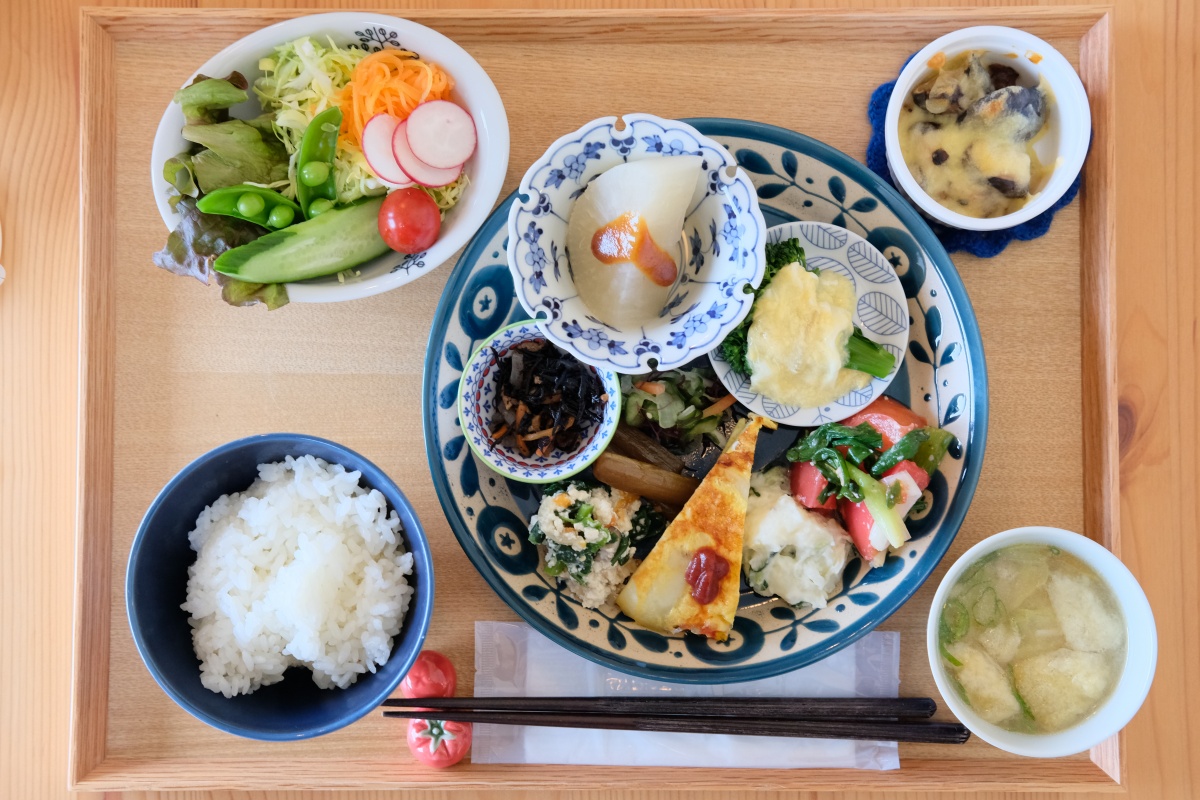 野菜ソムリエ上級プロの柳井さつきさんが心を込めたカラダご喜ぶ手づくりランチを食べながら大人4人が子供の様に無邪気に愉しそうに笑いの絶えないランチミーティング中