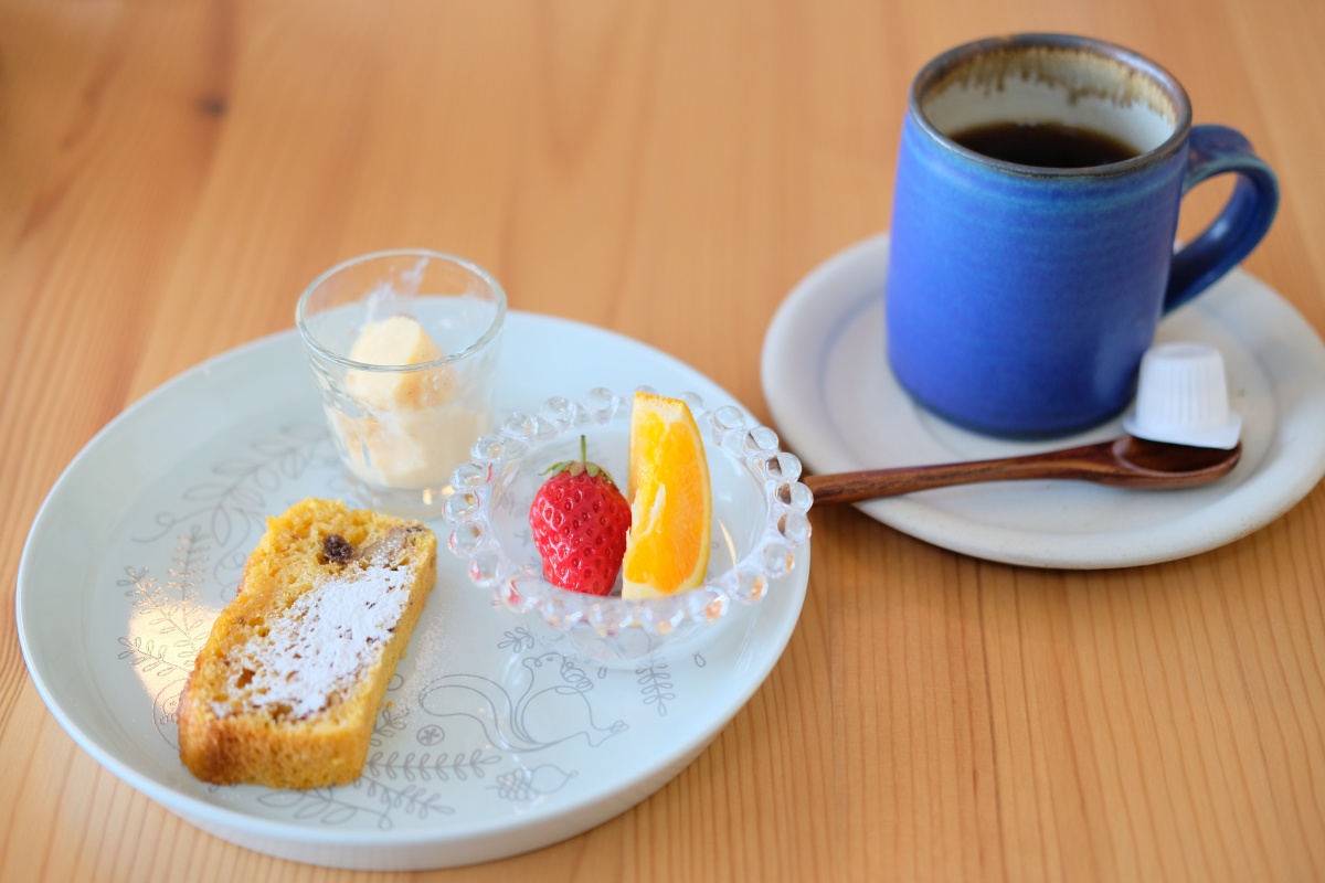 野菜ソムリエ上級プロの柳井さつきさんが心を込めたカラダご喜ぶ手づくりランチを食べながら大人4人が子供の様に無邪気に愉しそうに笑いの絶えないランチミーティング中