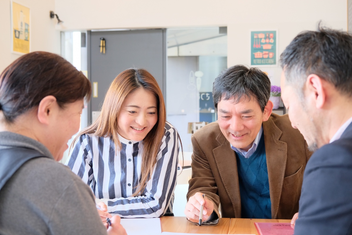 野菜ソムリエ上級プロの柳井さつきさんが心を込めたカラダご喜ぶ手づくりランチを食べながら大人4人が子供の様に無邪気に愉しそうに笑いの絶えないランチミーティング中