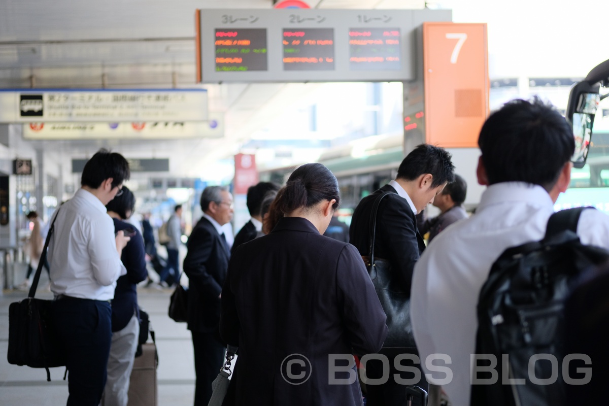 東京でグラフィックデザイナーの巨匠とホテルのラウンジを貸し切ってスカイミーティング！