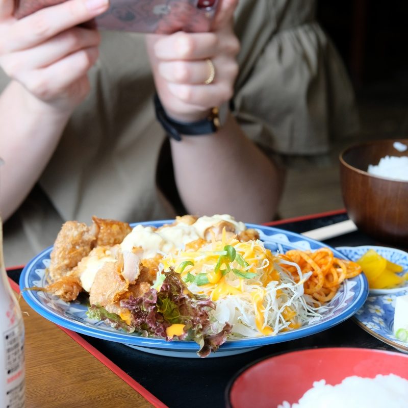 建築チームは体力勝負！ガッツリ定食で猛暑を乗り切ろう！