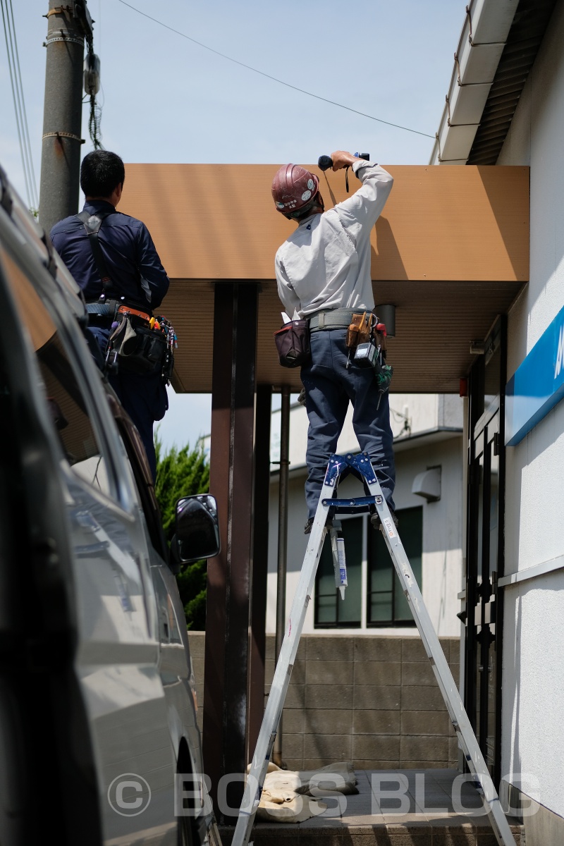 弊社のクルマでお越しの際は横付けして下さい。