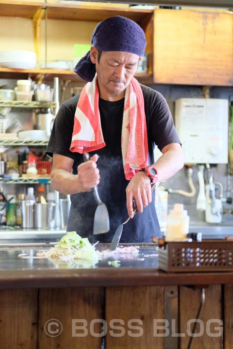 キャベツたっぷりに生麺を茹でて広島風お好み焼き「極楽とんび」