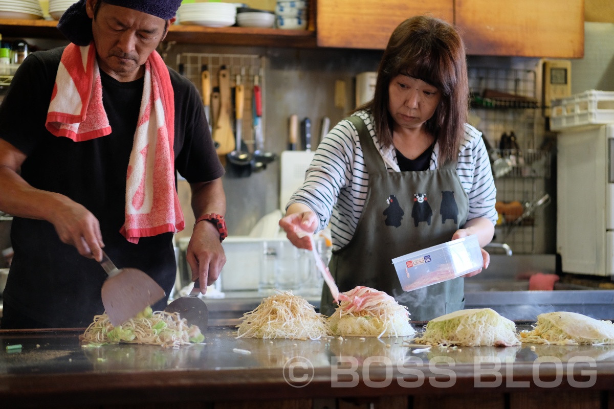 キャベツたっぷりに生麺を茹でて広島風お好み焼き「極楽とんび」