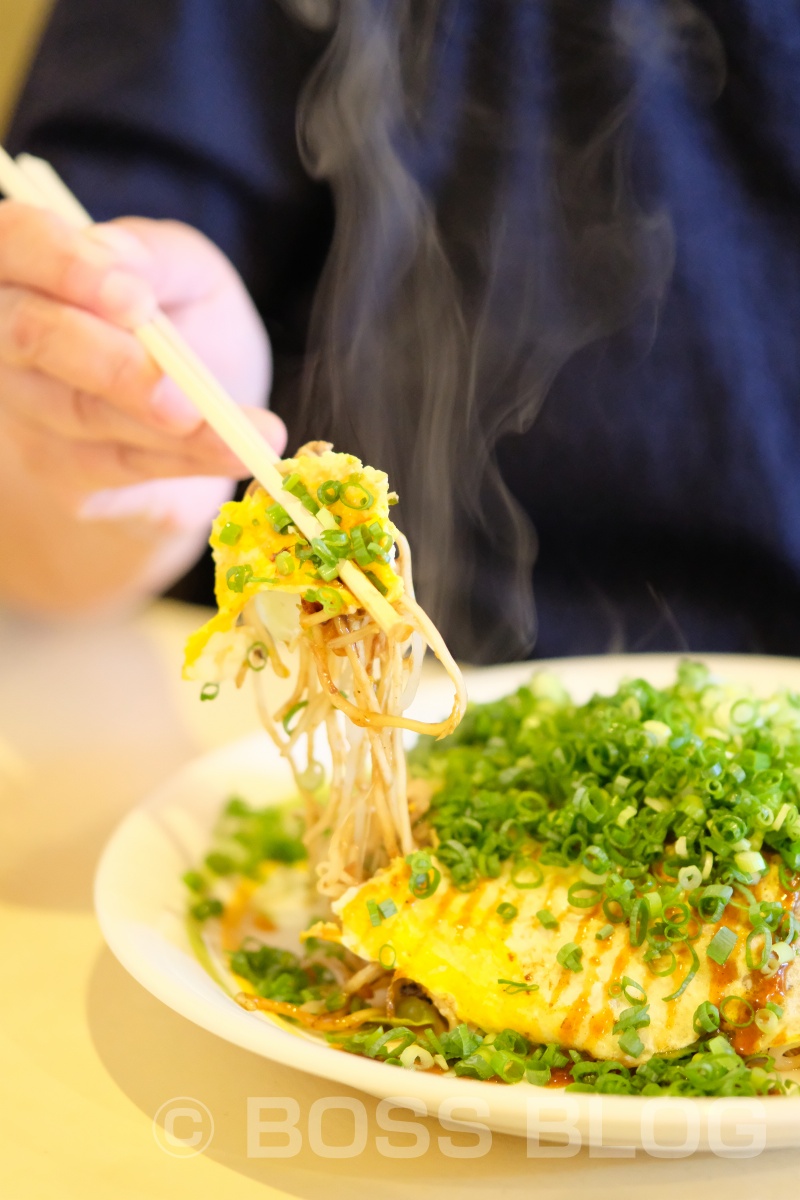 キャベツたっぷりに生麺を茹でて広島風お好み焼き「極楽とんび」