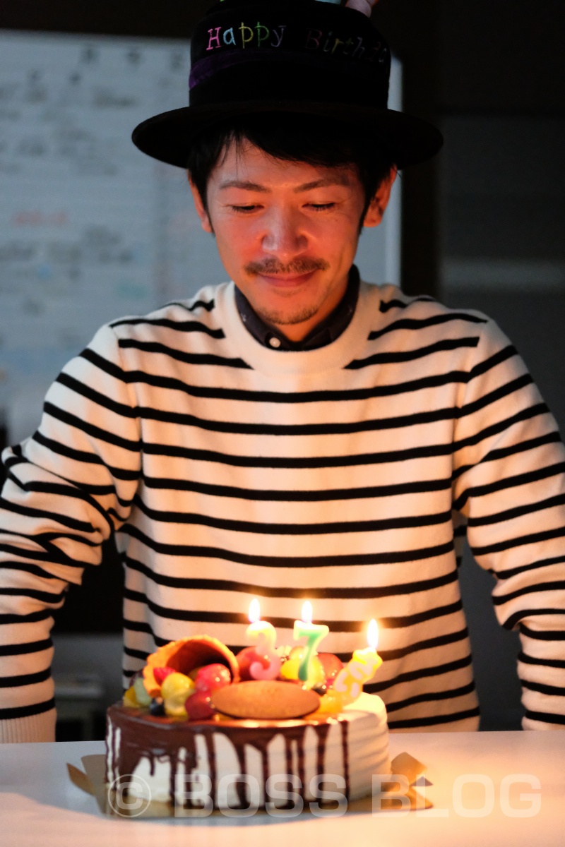 弊社グラフィックデザイナー島野くん！誕生日おめでとう！