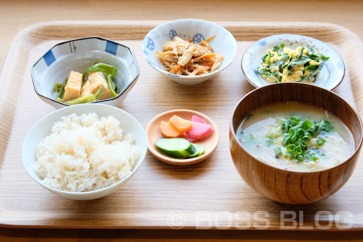 現場実測の後は、日替わりの総菜と旨いごはん。そして、具いっぱいのお味噌汁（ちー食堂）