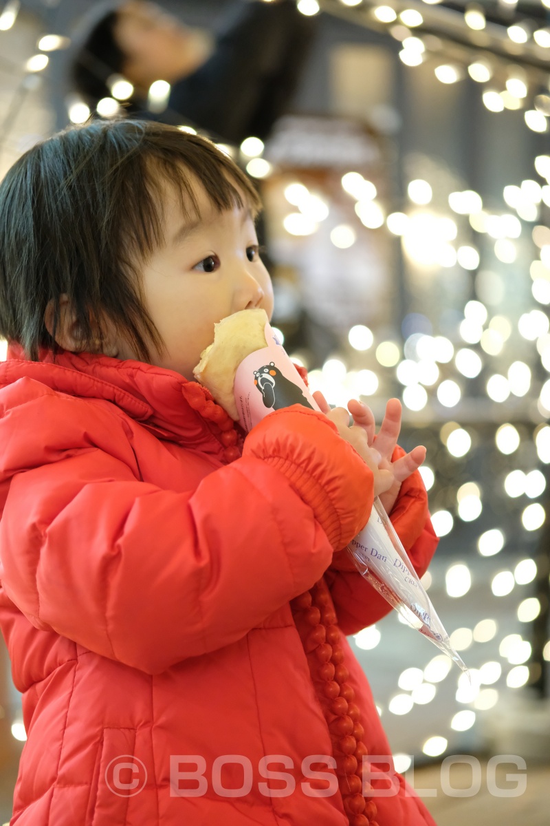 二歳半で蟹の食べ方上手な姫ちゃん！膝の上に乗せたままでは思う様に食べられまへん（笑）