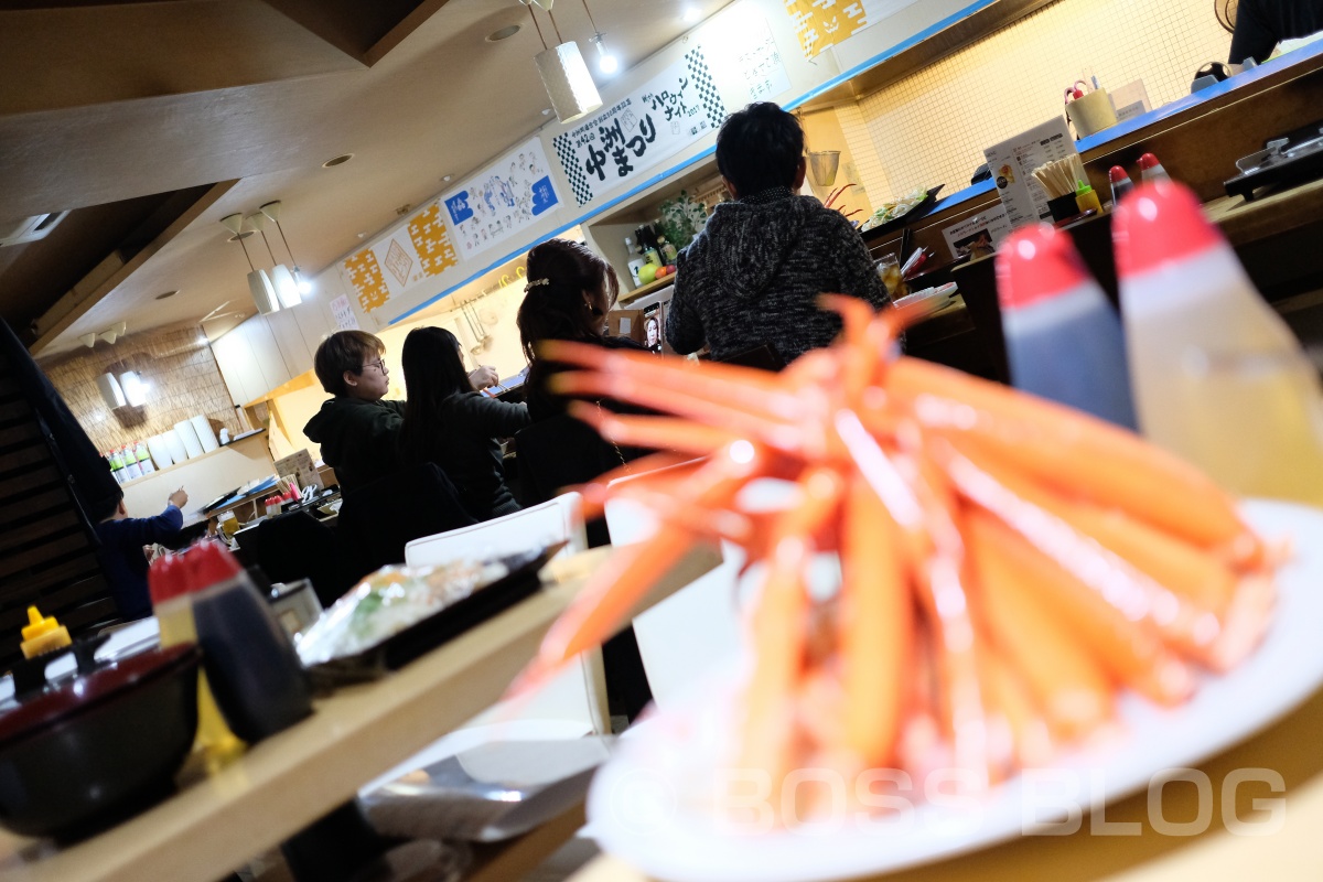 二歳半で蟹の食べ方上手な姫ちゃん！膝の上に乗せたままでは思う様に食べられまへん（笑）