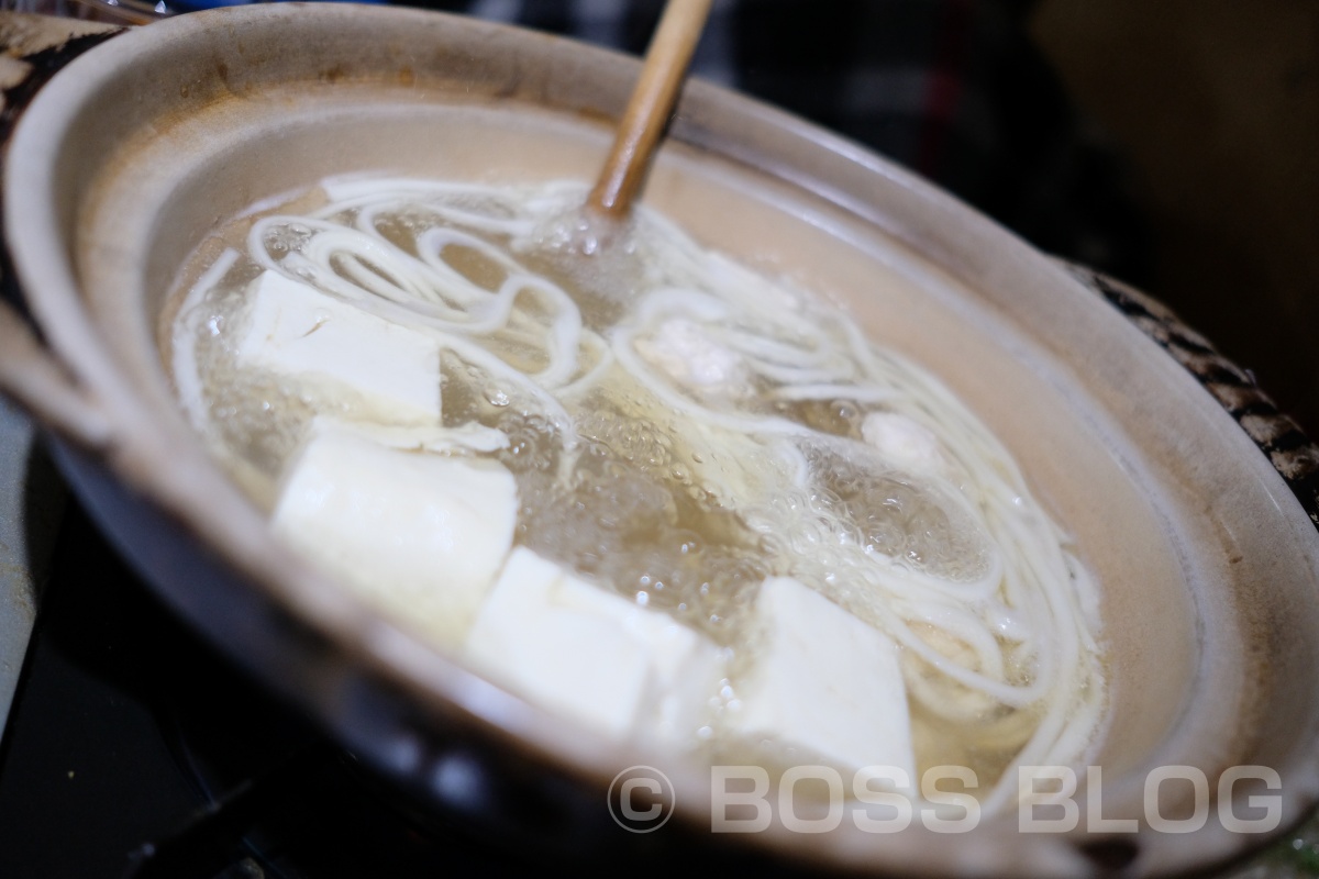 二歳半で蟹の食べ方上手な姫ちゃん！膝の上に乗せたままでは思う様に食べられまへん（笑）