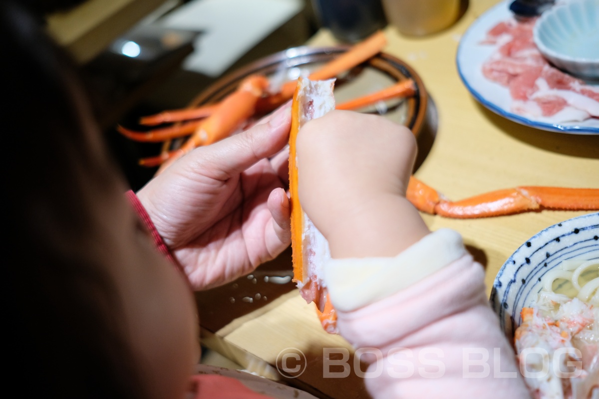 二歳半で蟹の食べ方上手な姫ちゃん！膝の上に乗せたままでは思う様に食べられまへん（笑）