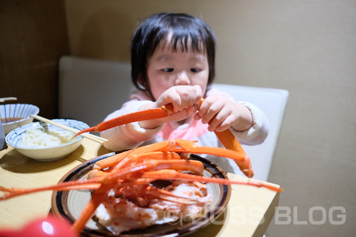 二歳半で蟹の食べ方上手な姫ちゃん！膝の上に乗せたままでは思う様に食べられまへん（笑）