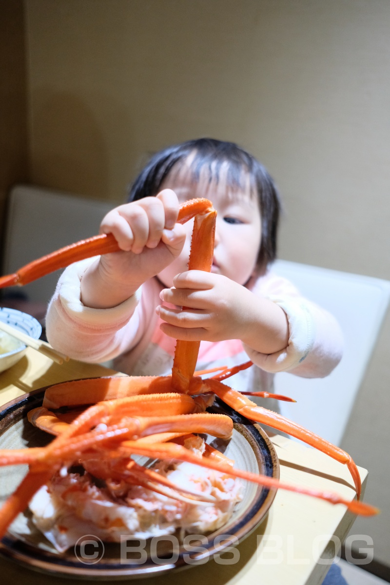 二歳半で蟹の食べ方上手な姫ちゃん！膝の上に乗せたままでは思う様に食べられまへん（笑）