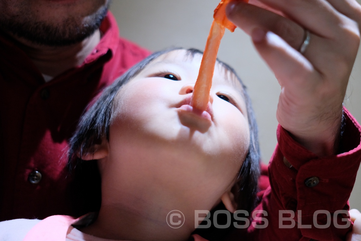 二歳半で蟹の食べ方上手な姫ちゃん！膝の上に乗せたままでは思う様に食べられまへん（笑）