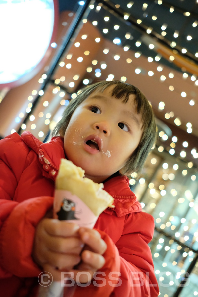 二歳半で蟹の食べ方上手な姫ちゃん！膝の上に乗せたままでは思う様に食べられまへん（笑）