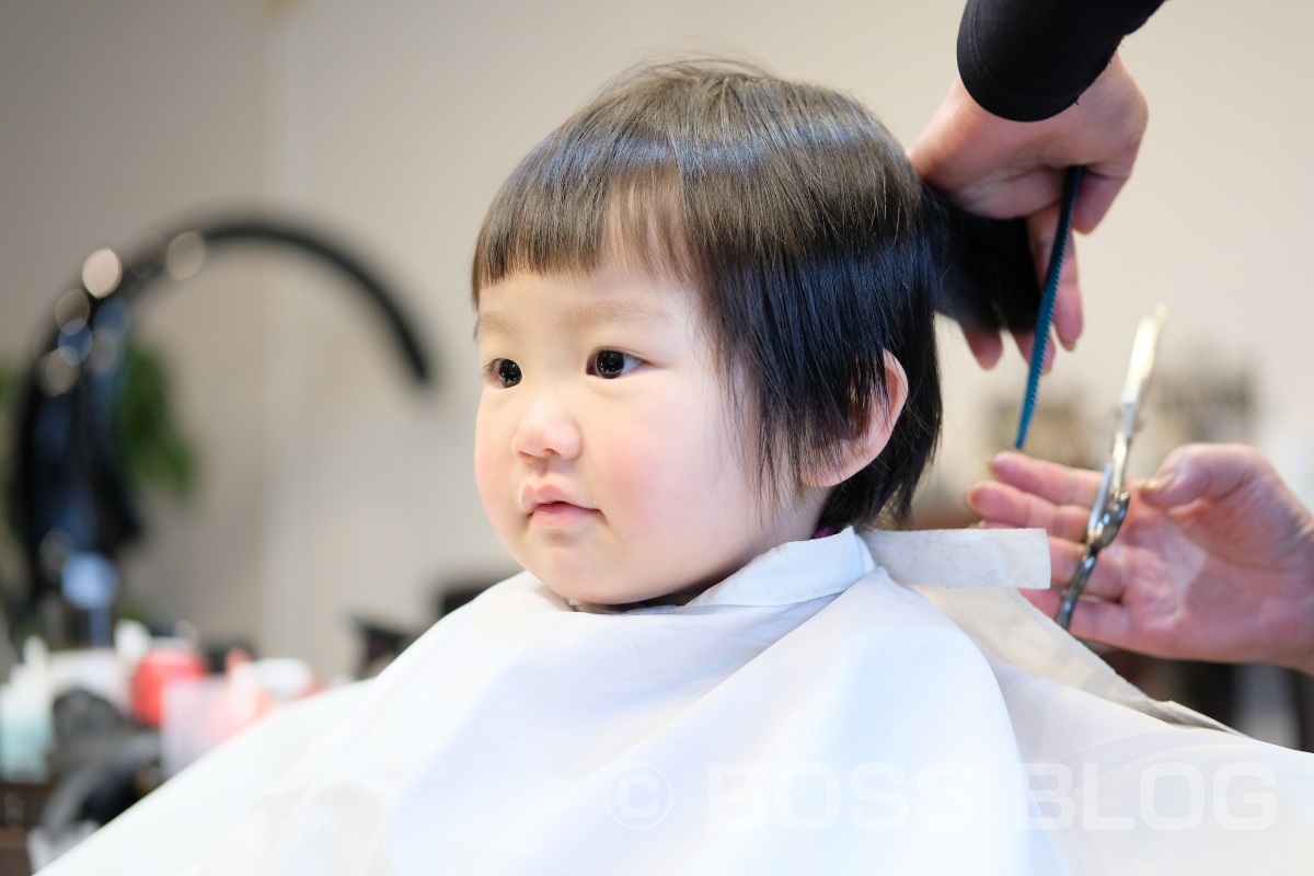 今までパパが抱っこしてのカットだったのに今日はひとりで座れたね！ano hair