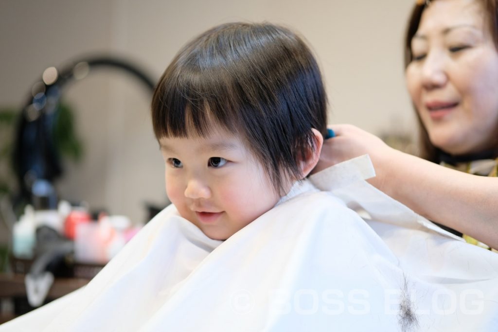 今までパパが抱っこしてのカットだったのに今日はひとりで座れたね！ano hair