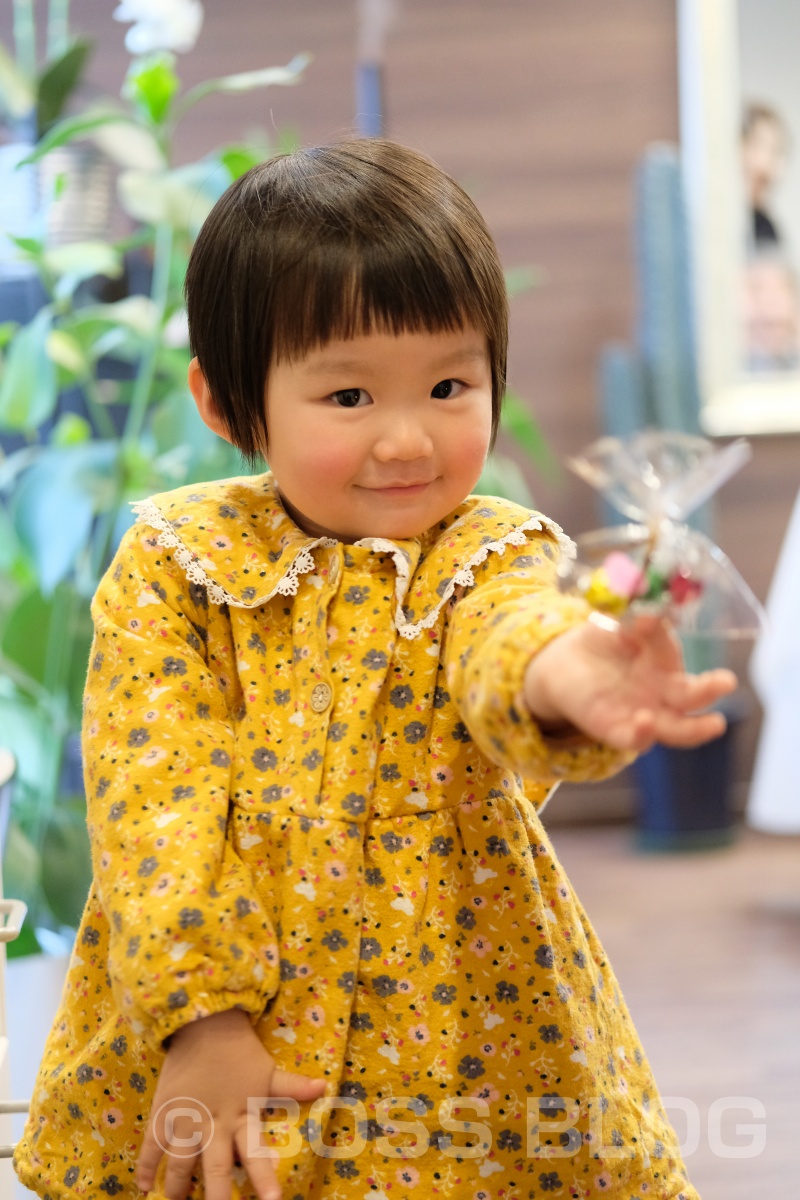 今までパパが抱っこしてのカットだったのに今日はひとりで座れたね！ano hair